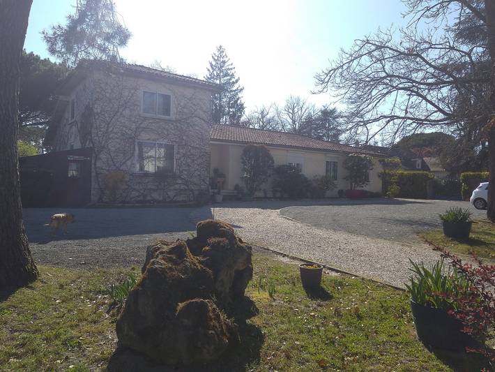 Gîte pour 24 personnes, avec jardin ainsi que terrasse et piscine