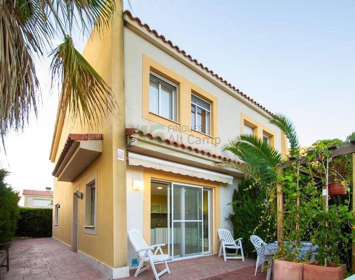 Ferienhaus für 4 Personen, mit Terrasse und Garten sowie Pool in Montroig Bahia