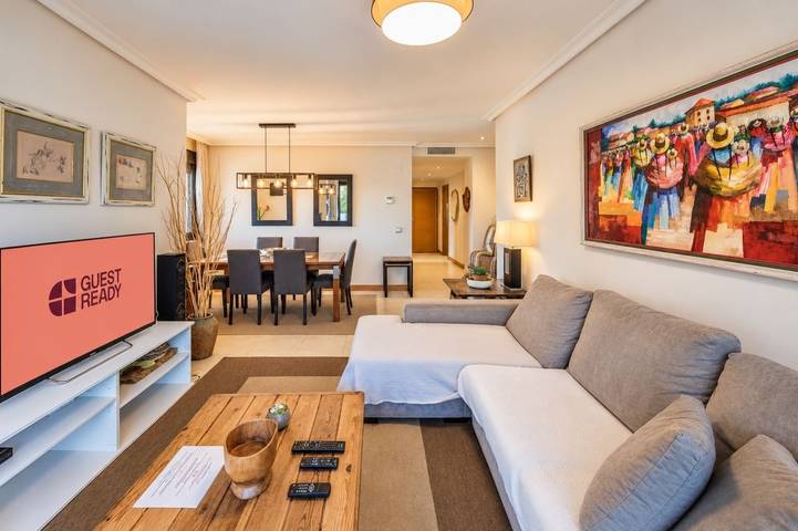 Apartamento entero, GuestReady - Sunset Golf con Jardín Privado in La Resina, Estepona