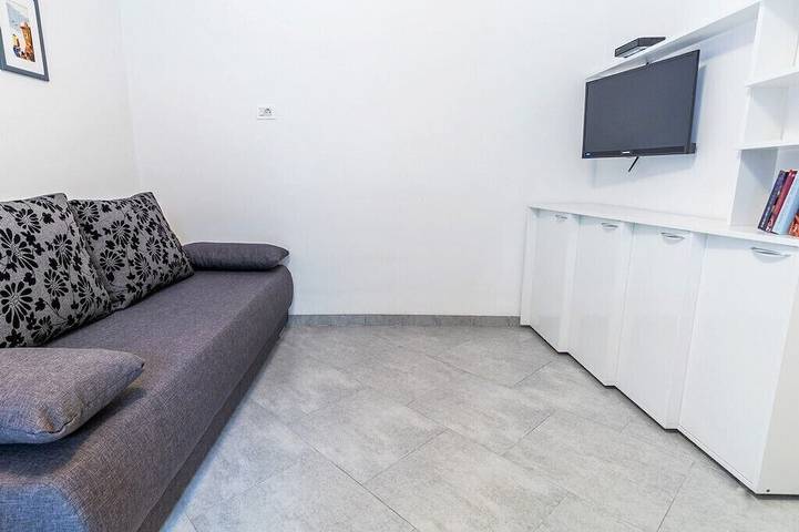 Ganze Wohnung, Ferienwohnungen und Zimmer Nikica,, Baška, hr in Vela plaža, Baska
