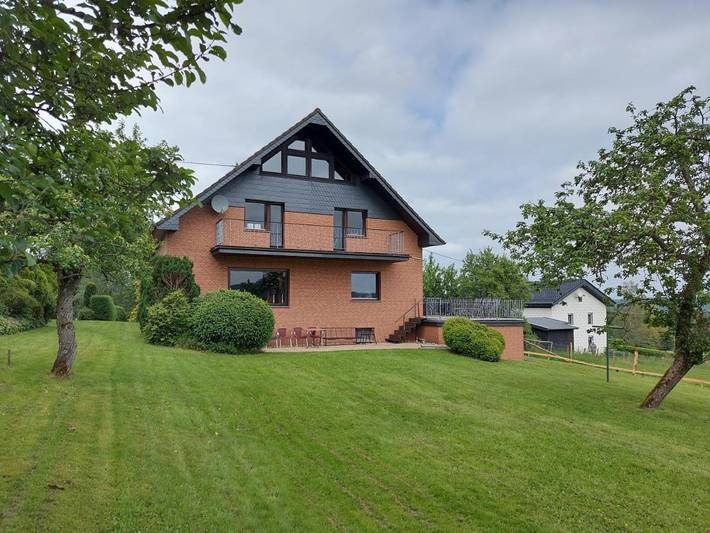 Ferienhaus für 11 Personen, mit Balkon und Whirlpool sowie Terrasse und Garten in Hellenthal - 2
