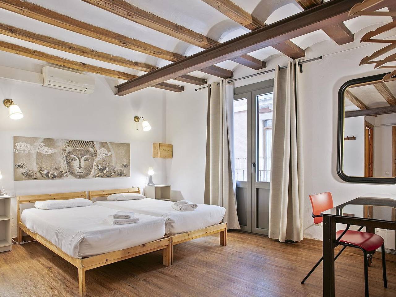 Entire holiday apartment, Las Ramblas, comfort in Bcn for 8 persons in Barcelona Centre, Barcelona