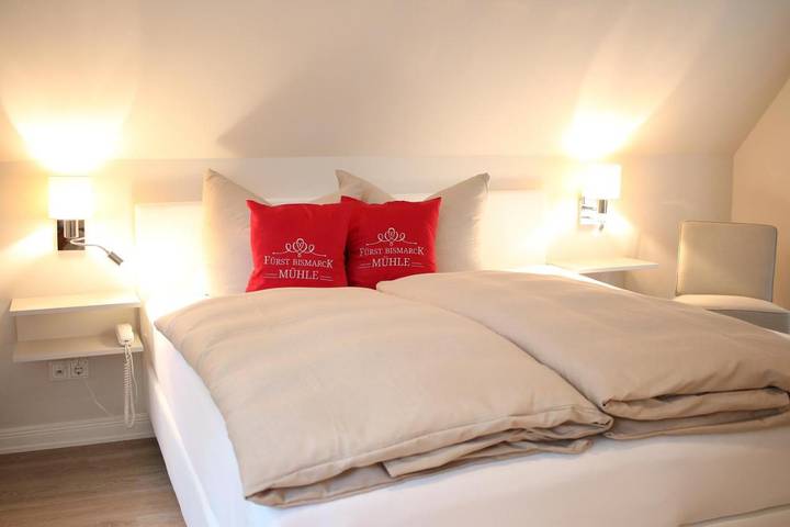 Hotel, mit Terrasse und Seeblick sowie Ausblick in Hamburg Umland - 3