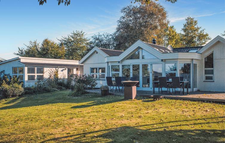 Ferieudlejning for 8 personer, med Terrasse og Have i Kirke Hyllinge