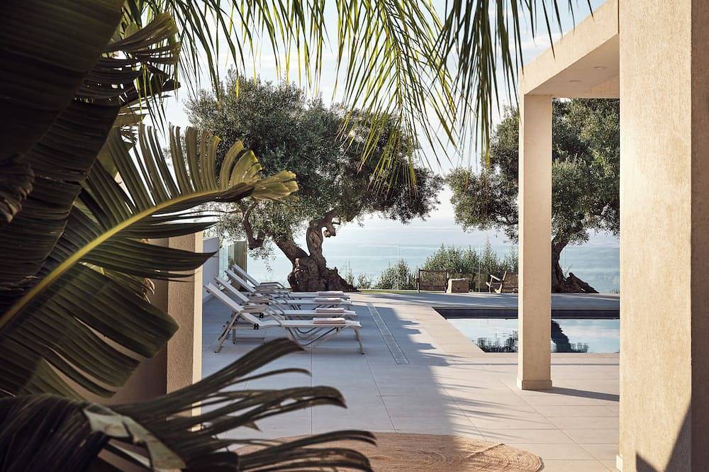 Villa with pool on the edge of the hill in Bochali, Zakynthos