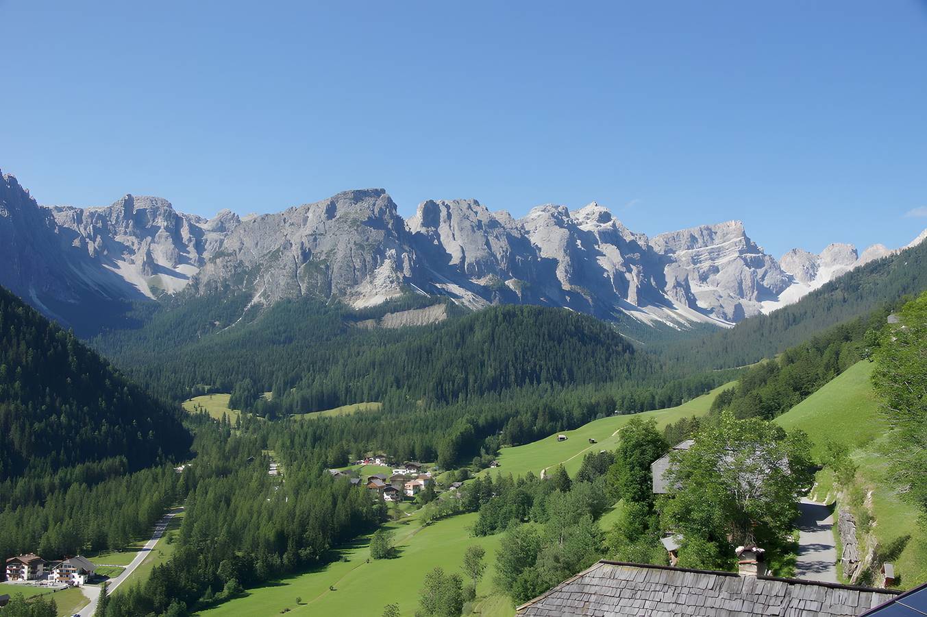 Ganze Wohnung, Apartment 'Agriturismo Grones' mit Bergblick, Gemeinschaftsterrasse und Wlan in Campill, St. Martin in Thurn