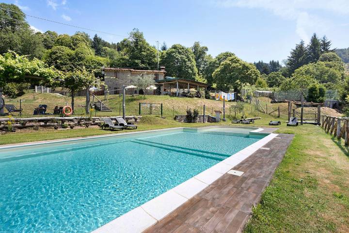 Casa 'Marisa' – Prato Fiorito met bergzicht, gedeeld zwembad en privé tuin in Bagni di Lucca, Provincie Lucca