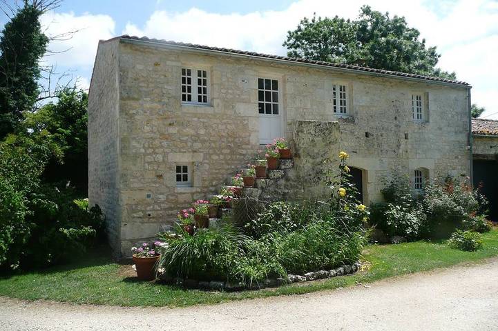 Gîte pour 4 personnes, avec Jardin et Piscine à La Clisse