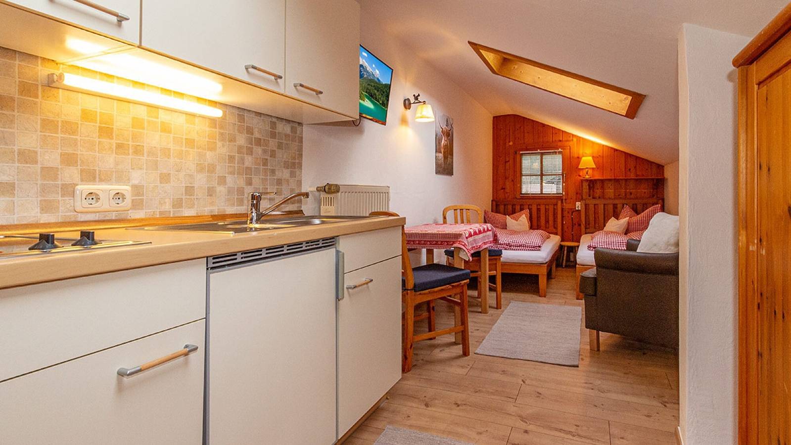Entire studio, Studio Apartment 'Mini Apartment 3' with Mountain View, Shared Garden and Wi-Fi in Mittenwald, Bavarian Alps