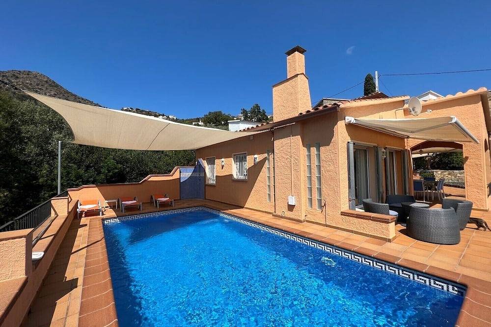 Casa de vacaciones, piscina privada, fibra optica, vista al mar in El Mas Fumats, Roses