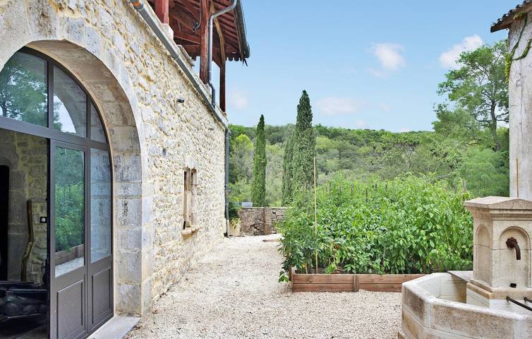 Spacieux appartement de 450m2 avec piscine et parking, près de Sauve. in Sauve, Région du Vigan