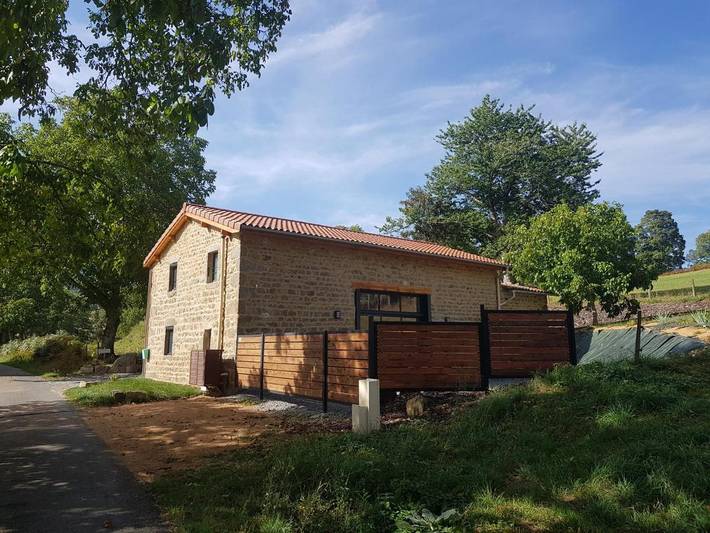 Location de vacances pour 6 personnes, avec Terrasse ainsi que Jardin et Vue à Saint-Jean-la-Vêtre