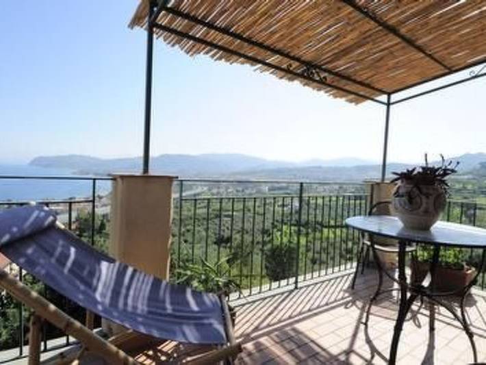 Ferienwohnung für 6 Personen, mit Balkon und Terrasse sowie Garten und Pool