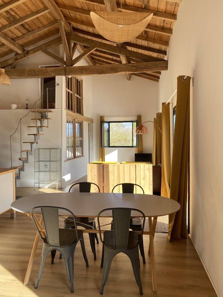 Gîte pour 4 personnes, avec piscine ainsi que terrasse et jardin
