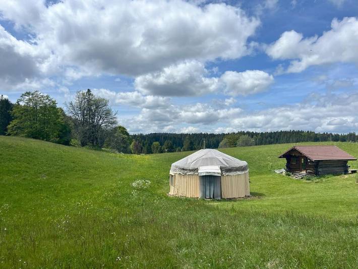 Tente pour 4 personnes, avec terrasse ainsi que jardin et sauna dans le Jura