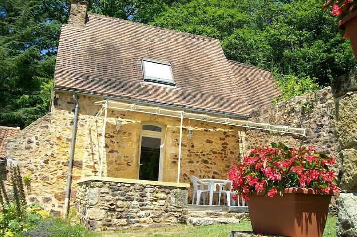 Gîte pour 4 personnes, avec terrasse ainsi que piscine et jardin