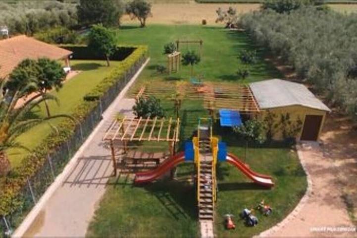 Agriturismo per 4 persone, con terrazza e idromassaggio nonché giardino e piscina in Castagneto Carducci