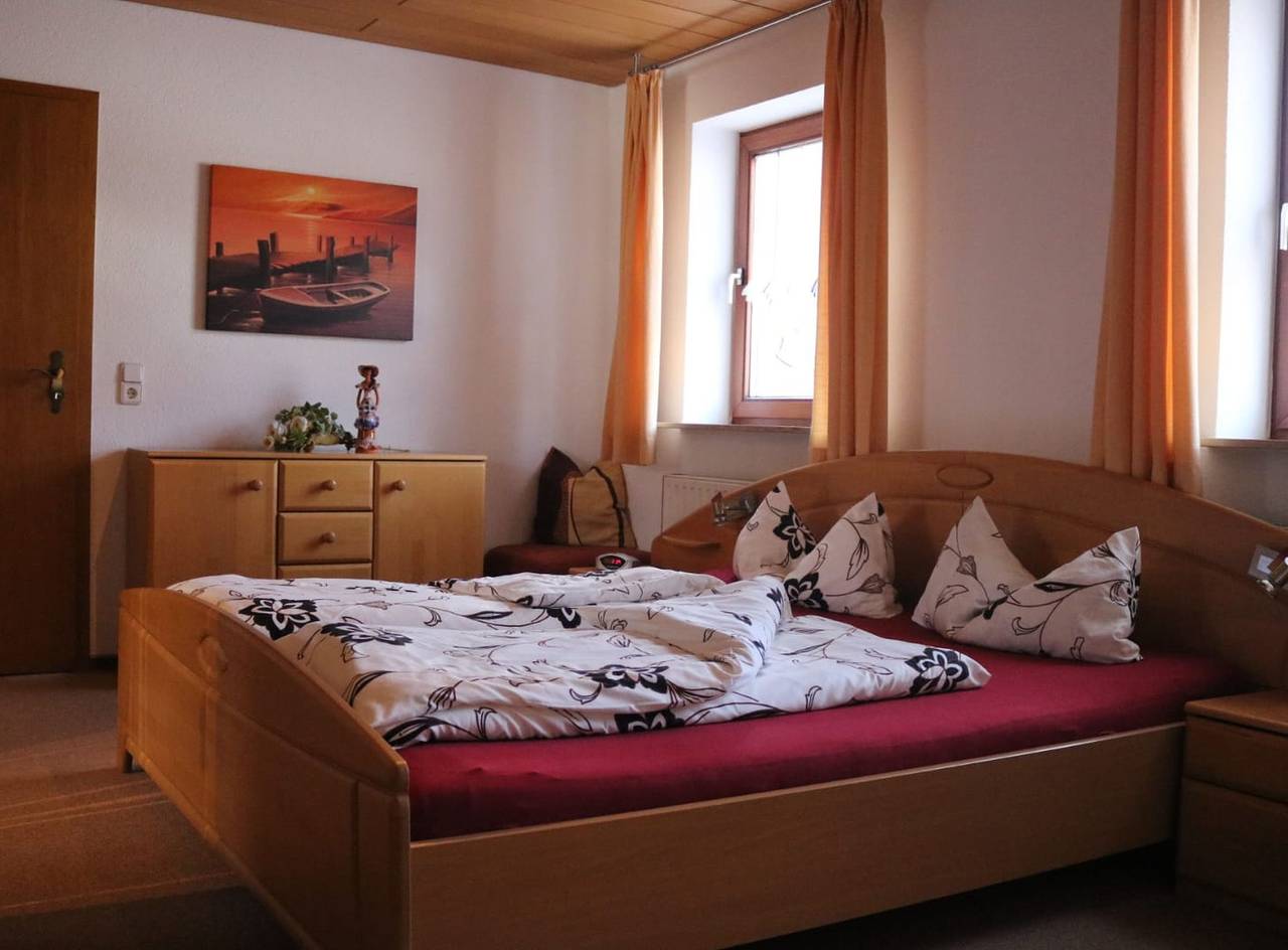 Ganze Wohnung, Ferienwohnung '73qm' mit Bergblick, Gemeinschaftsgarten und Wi-Fi in Schonach (Dorf), Schonach