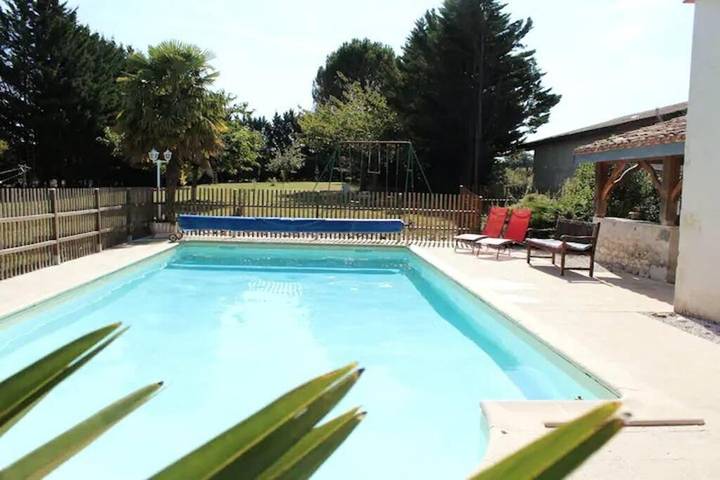 Location de vacances pour 10 personnes, avec piscine et jardin, animaux acceptés à Lacour