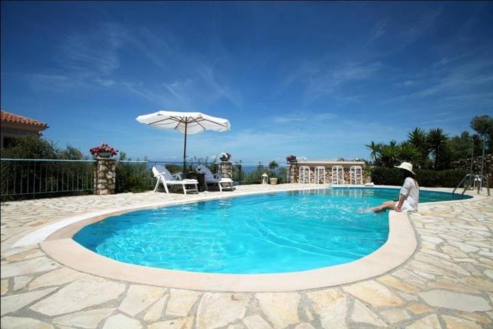 Ferienwohnung für 4 Personen, mit Pool und Ausblick sowie Garten