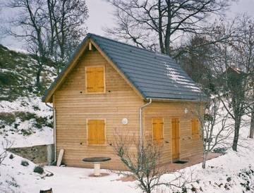 Chalet pour 6 personnes, avec terrasse dans le Cantal