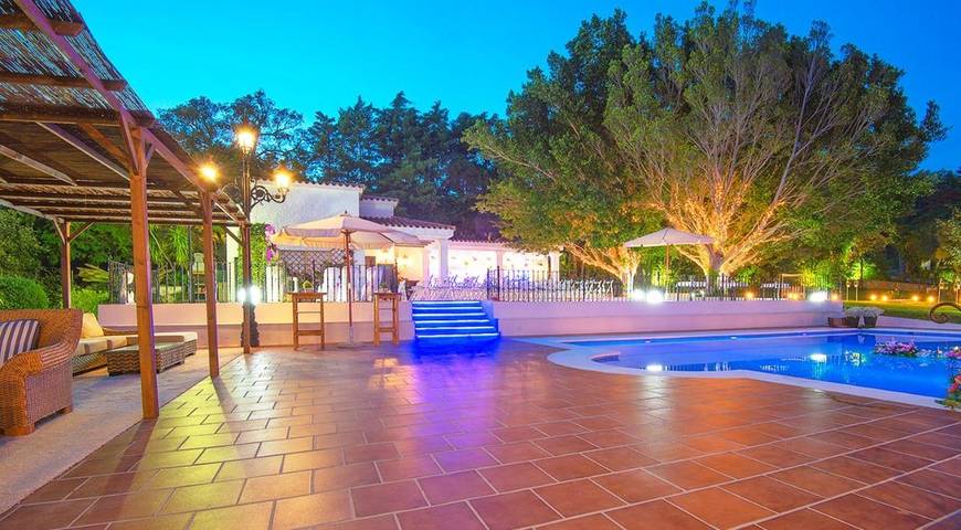 Chalet para 2 personas, con Jacuzzi y Terraza además de Jardín y Piscina en Algeciras