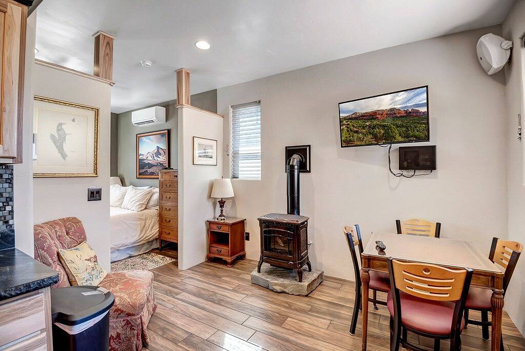 Escape to Sedona Avalon West, a luxurious 2-bed, 3-bath home with stunning red rock views. in Sedona, Oak Creek Canyon