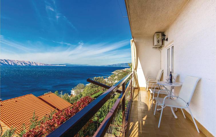 Ganze Ferienwohnung, Gemütliche 2-Zimmer-Wohnung mit Terrasse, 200 m vom Strand entfernt in Senj, Kvarner Festland