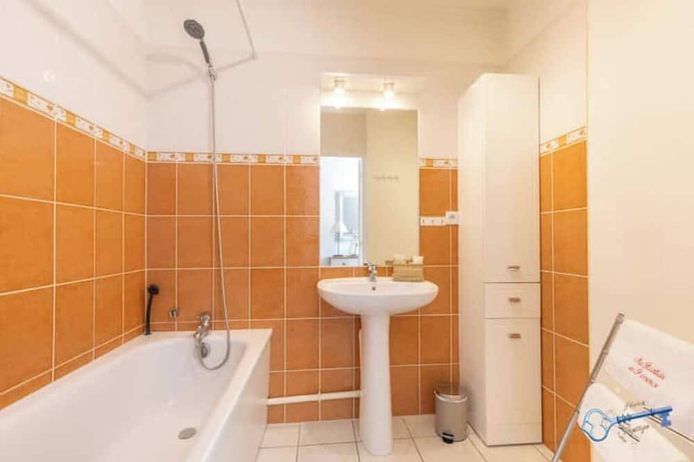 2 bedroom house in Provence with swimming pool 10 minutes from Parc Spirou in Loriol-du-Comtat, Vaucluse