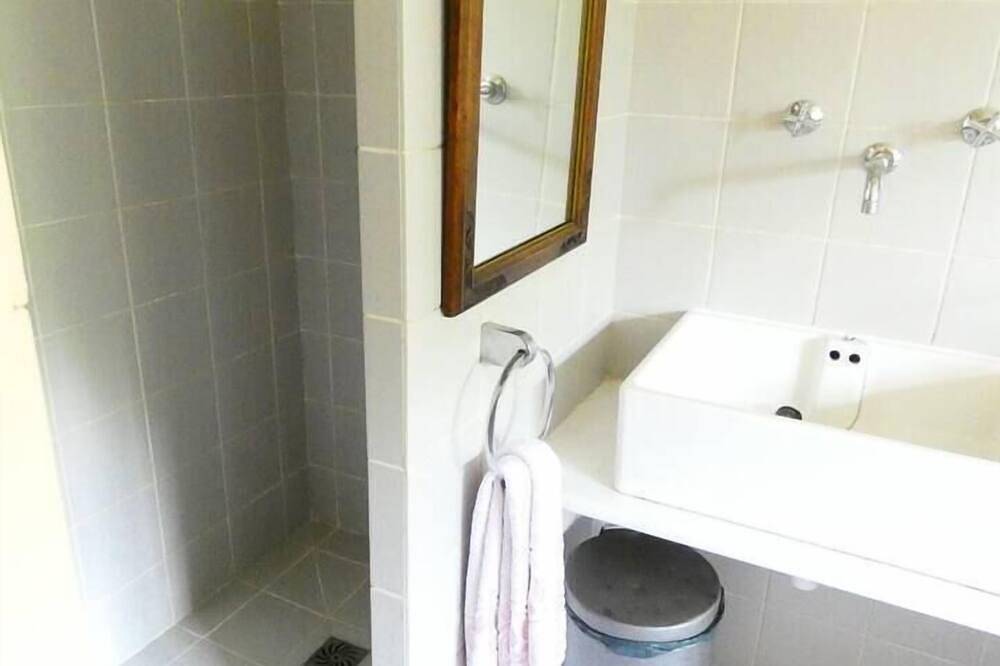 Le Chantegrillet: Large studio + quiet garden in Sainte-Foy-lès-Lyon, Rhône
