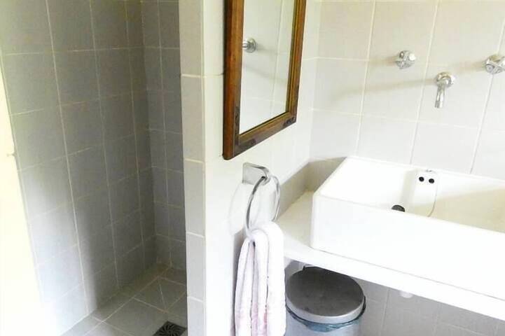 Le Chantegrillet: Large studio + quiet garden in Sainte-Foy-lès-Lyon, Lyon und Umgebung