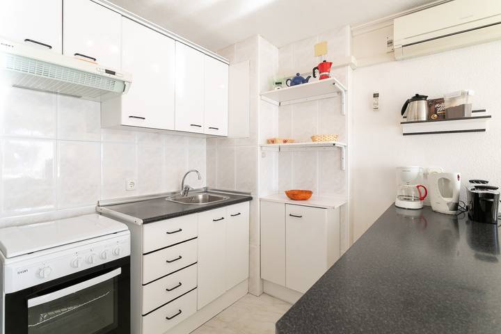 Entire apartment, Apartment "Eolo" with Sea View, Wi-Fi, A/C & Terrace in Benidorm, Costa Blanca