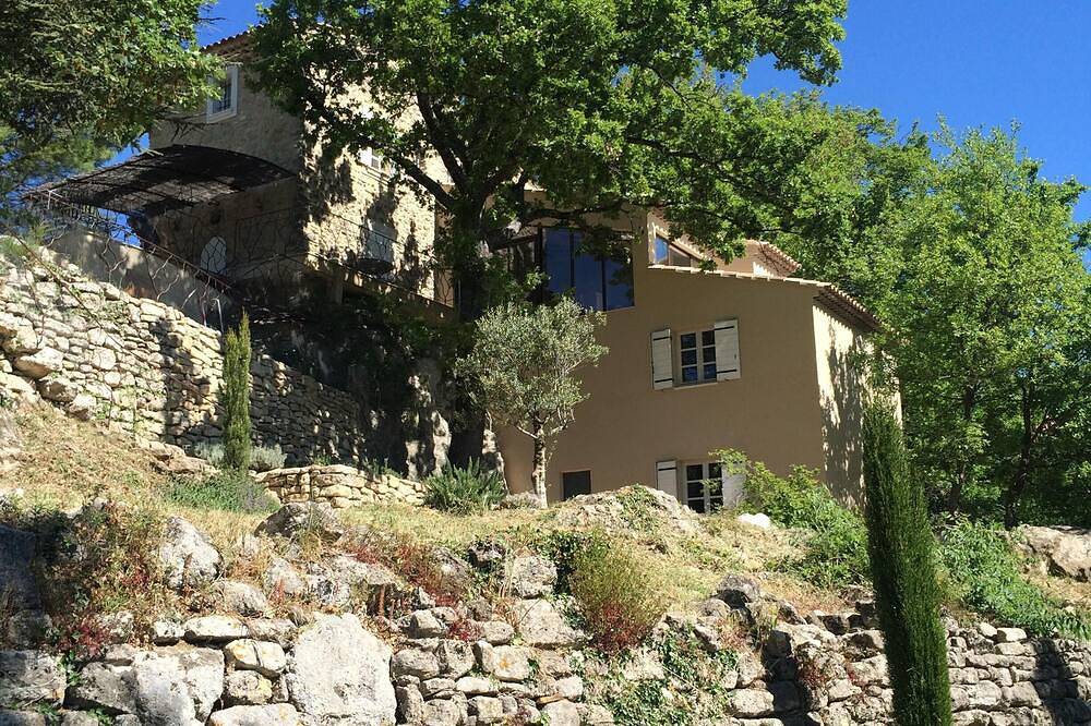 Bastide dicht bij het dorp en afgelegen locatie, een prachtig uitzicht op de Grand Luberon in Saint-Martin-de-Castillon, Parc naturel régional du Luberon
