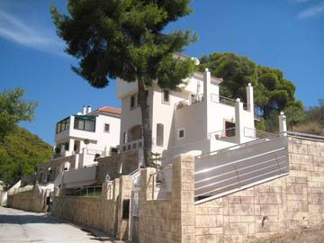 Gîte pour 4 personnes, avec jardin dans Poros