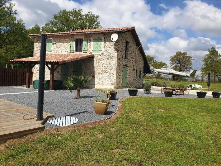 Location de vacances pour 6 personnes, avec piscine et vue sur le lac ainsi que jardin et vue, animaux acceptés dans Lac de Lavaud - 3