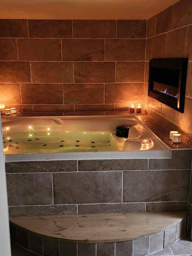 Location de vacances pour 2 personnes, avec jacuzzi et terrasse à Landudal - 2