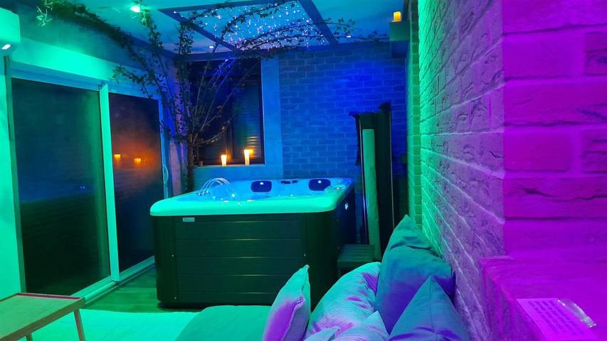 Gîte pour 2 personnes, avec jacuzzi ainsi que jardin et sauna dans Quérénaing