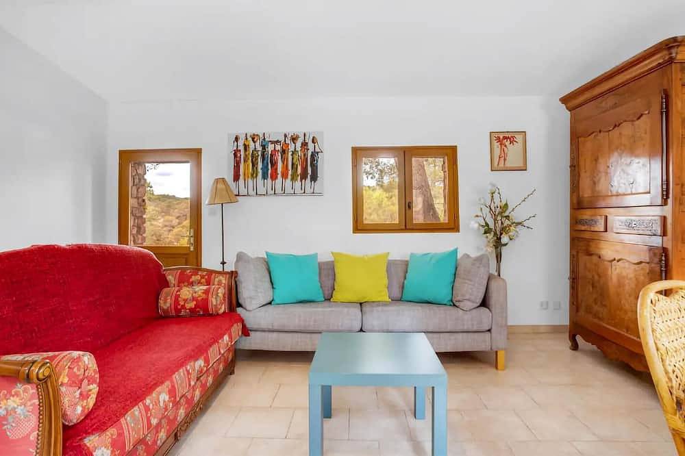 Stunning home in Taradeau with kitchen in Taradeau, Draguignan region