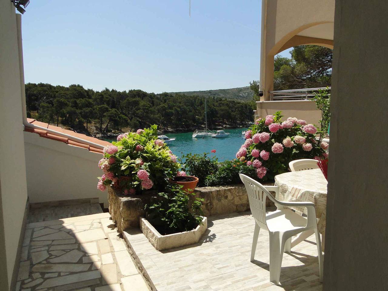 Hel ferieleilighet, Holiday apartment with terrace and sea view in Primosten, Šibenik-Knin