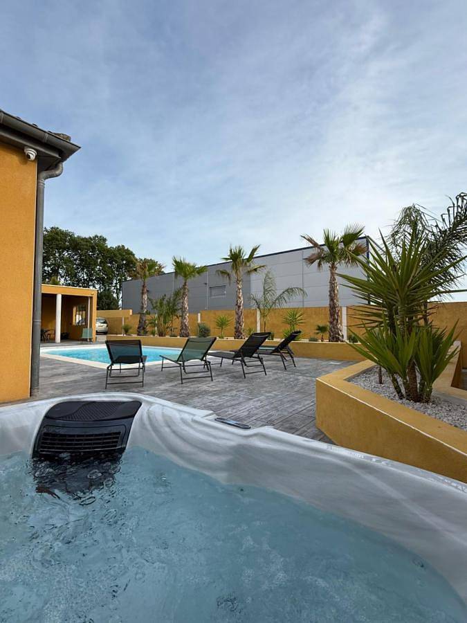 Location de vacances pour 8 personnes, avec jacuzzi ainsi que jardin et piscine à Gigean - 2