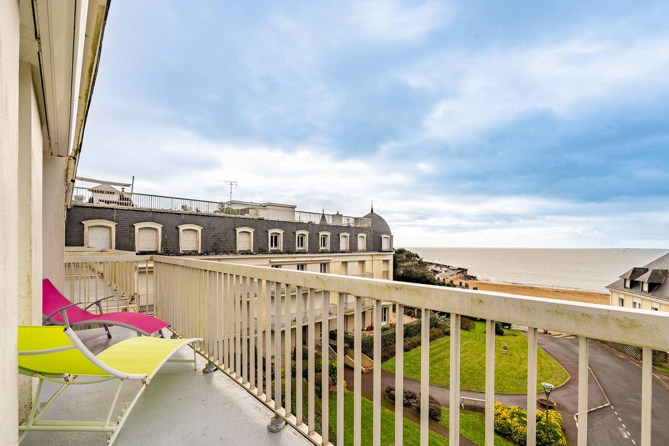 Entire apartment, Apartment 'Plage Et Golf' with Sea View and Balcony in Pornic, Côte de Jade