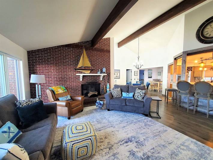 Vacation house for 16 people, with yard in Iowa