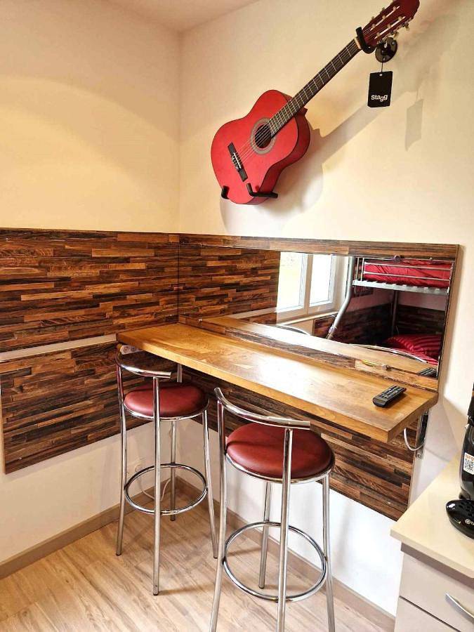 Appartement entier, 06 - Très joli 2 pièces neuf climatisé et tout équipé pour 1 à 4 personnes avec 3 lits, vue sur jardin, parking privatif gratuit, grand fourgon possible, tout le linge de maison est fourni in Razac-sur-l'Isle, Périgord Blanc