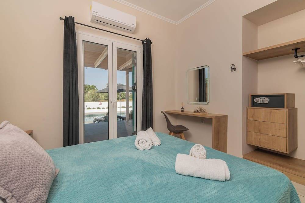 Entire apartment, Bungalow, 3 minutes walk from Kalamaki beach with private pool new for 2024. in Kalamaki, Zakynthos