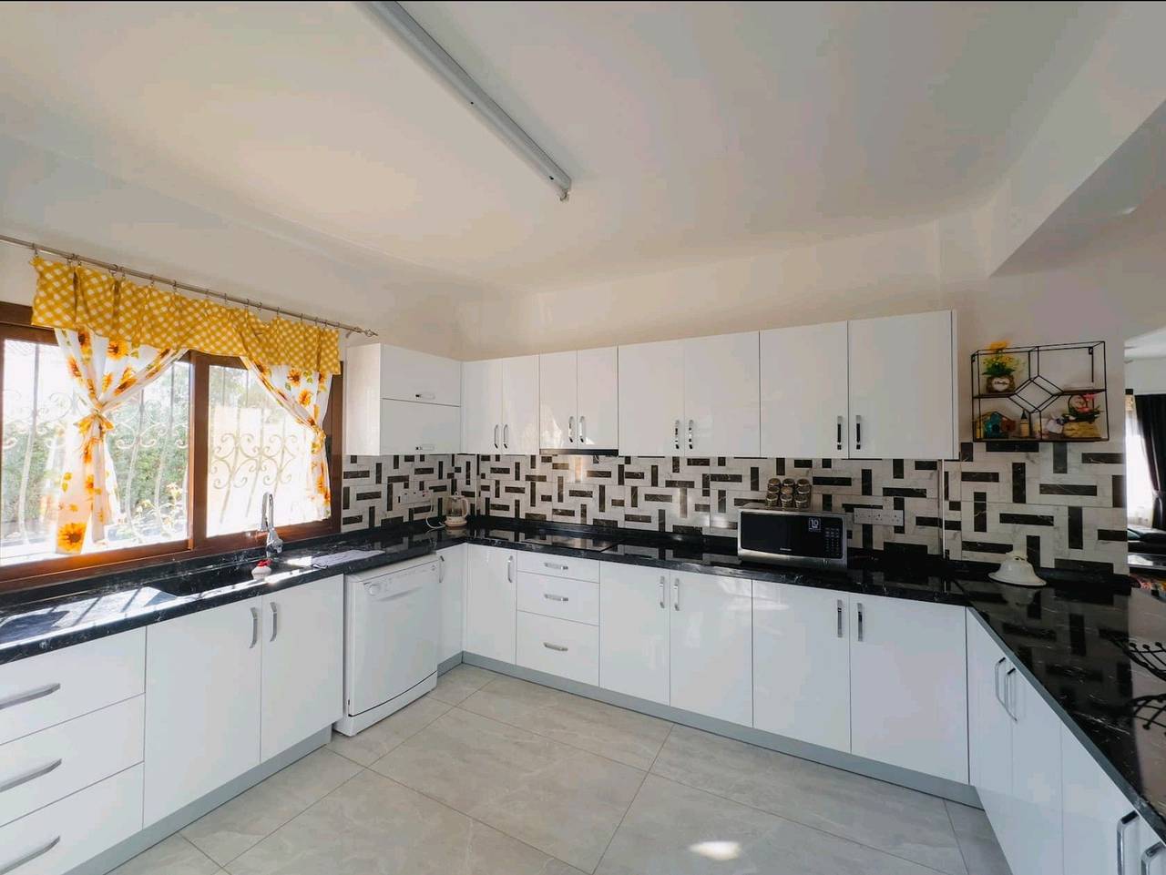 4-Br Villa, Sleeps 9, Pool, Parking, Walk to Beach in Northern Cyprus