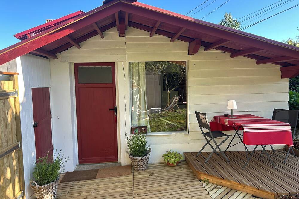 Pretty Little House At The Foot Of The Walks And 500M From The Village Center in Ascain, Bayonne region