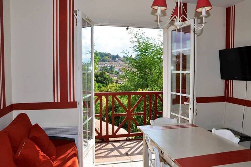 Entire apartment, Apartment in Basque Country with Pool Access in La Bastide-Clairence, Bayonne region