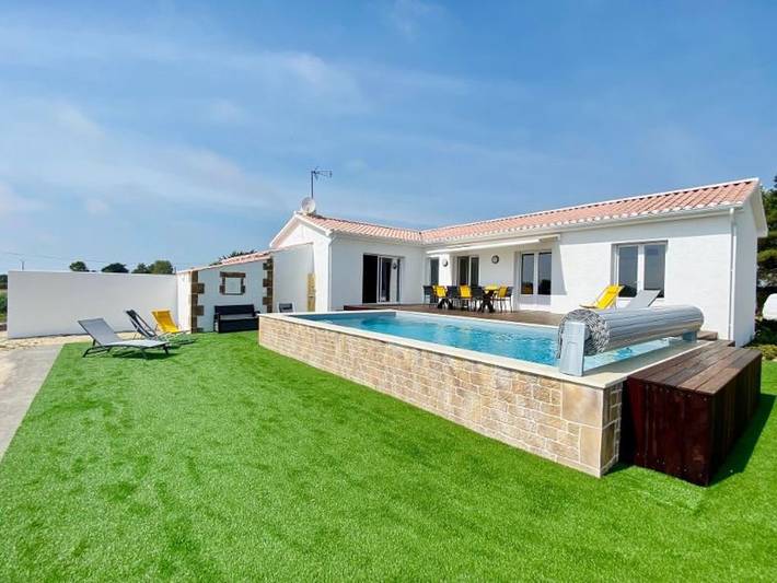 Gîte pour 12 personnes, avec jardin ainsi que terrasse et piscine