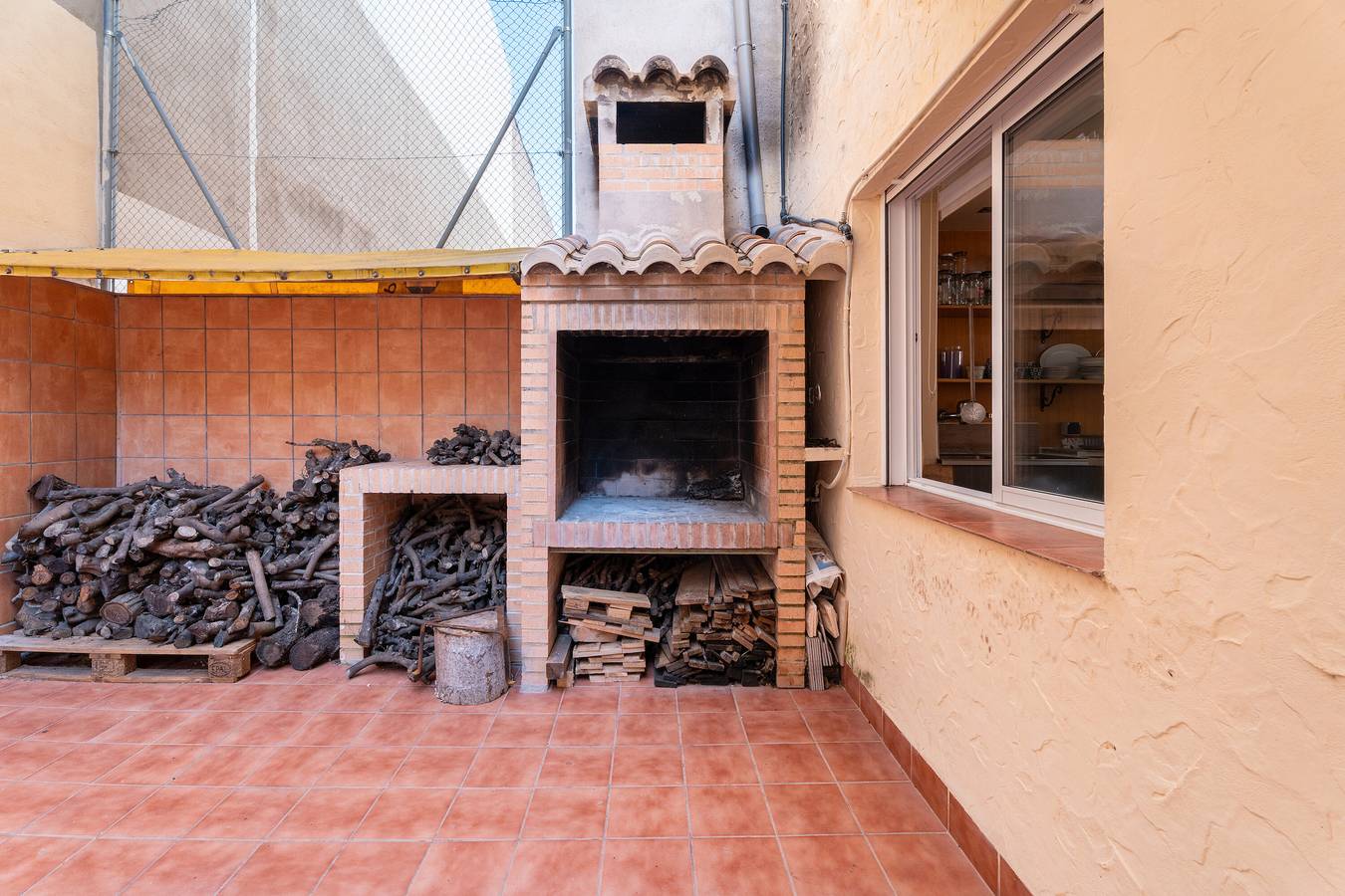 Casa de vacaciones 'Cozy Townhouse In Soneja' con vistas a la montaña, Wi-Fi y aire acondicionado in Soneja, Provincia de Castellón