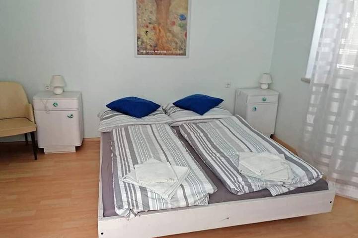 Ganze Wohnung, Appartement 1 für drei Personen mit Blick auf den Garten in Dobersberg, Waldviertel
